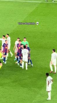 国家队兄弟各为其主！实拍：维尼修斯和拉菲尼亚比赛中愤怒对喷